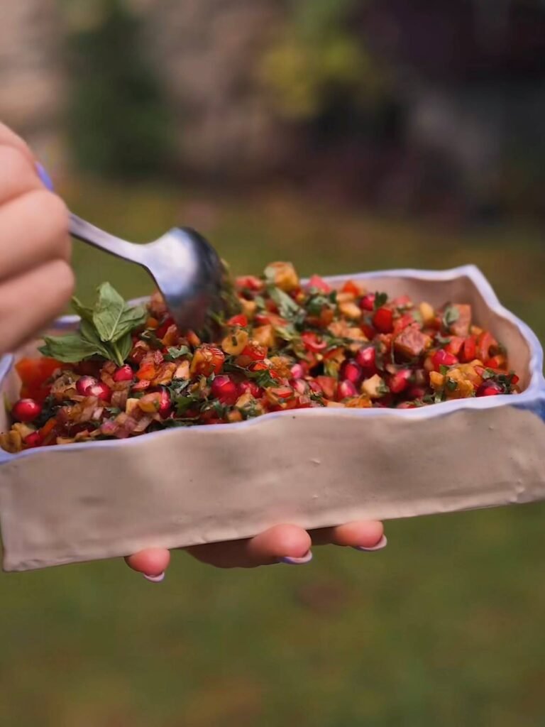 Salata me ntomatinia rodi xaloumi