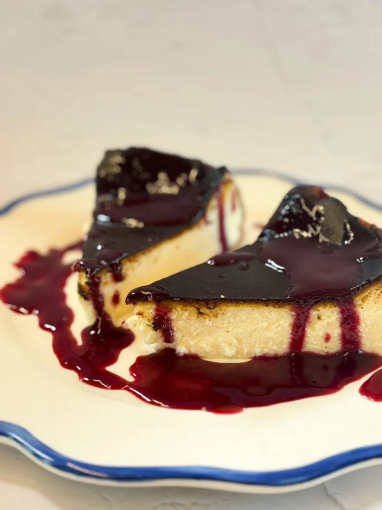 cheesecake με κουλί από overripe φράουλες
