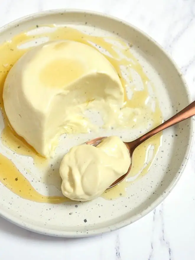 Yogurt panna cotta with honey