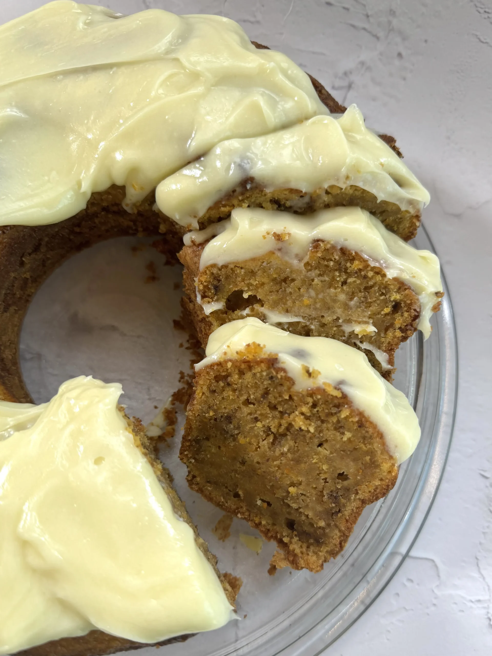 Carrot cake με γλάσο τυριού και λευκής σοκολάτας