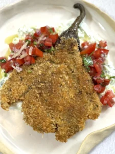 Μελιτζάνα σνίτσελ με τζατζίκι και pico de gallo