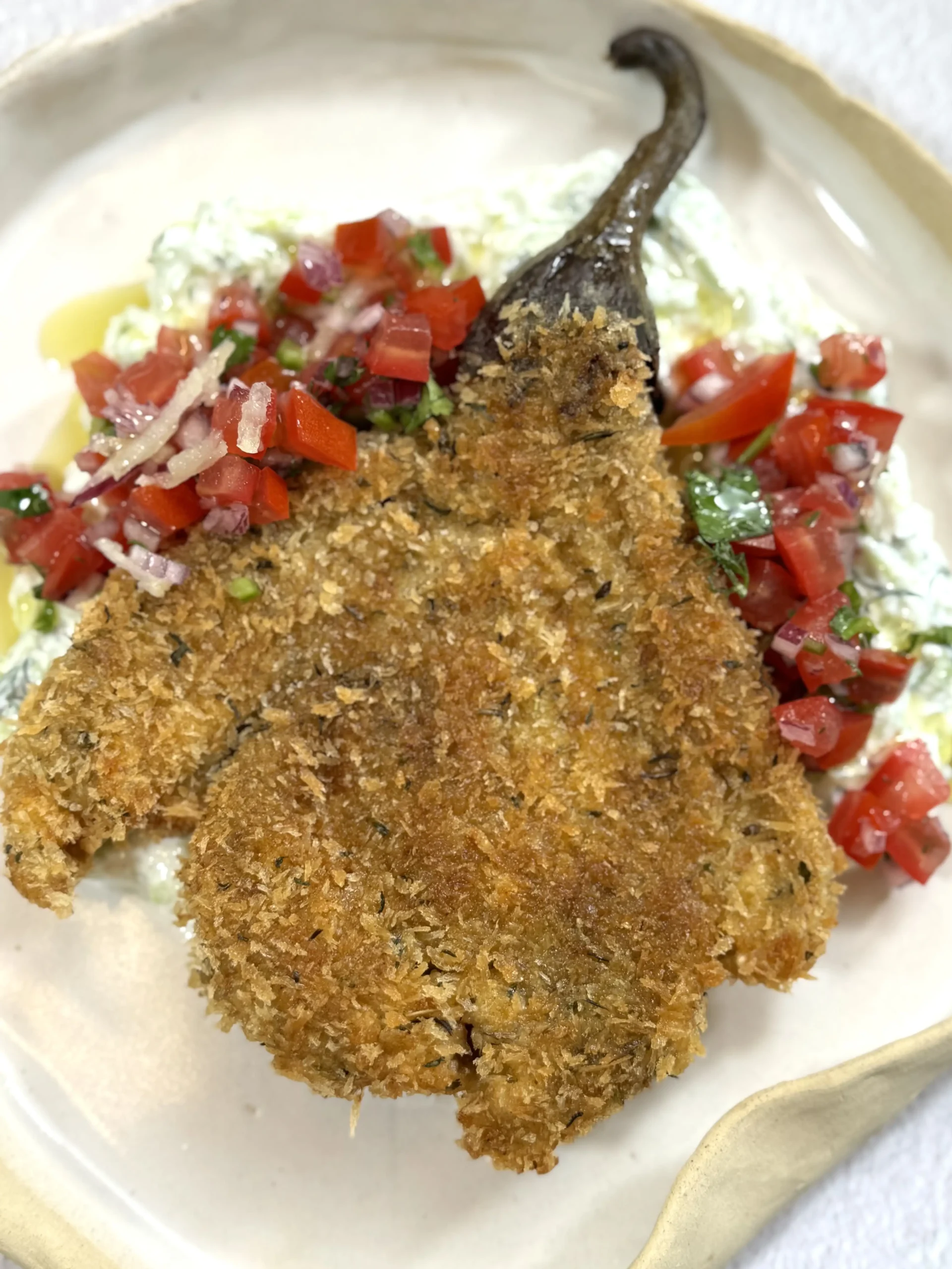 Μελιτζάνα σνίτσελ με τζατζίκι και pico de gallo