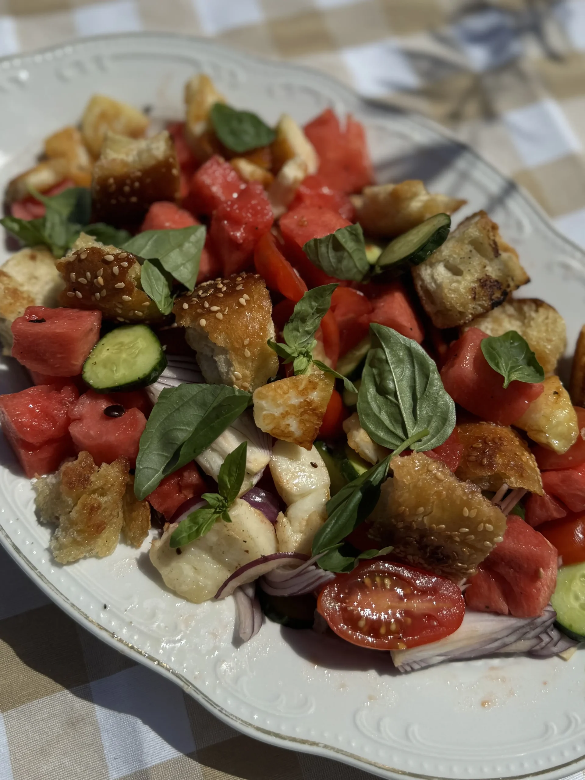 Panzanella με καρπούζι και χαλούμι