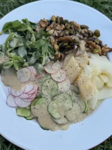 Καλοκαιρινή σαλάτα με πεπόνι , ξηρούς καρπούς και μυρωδικά