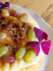 Crème brûlée κέικ λεμονιού με φρούτα εποχής