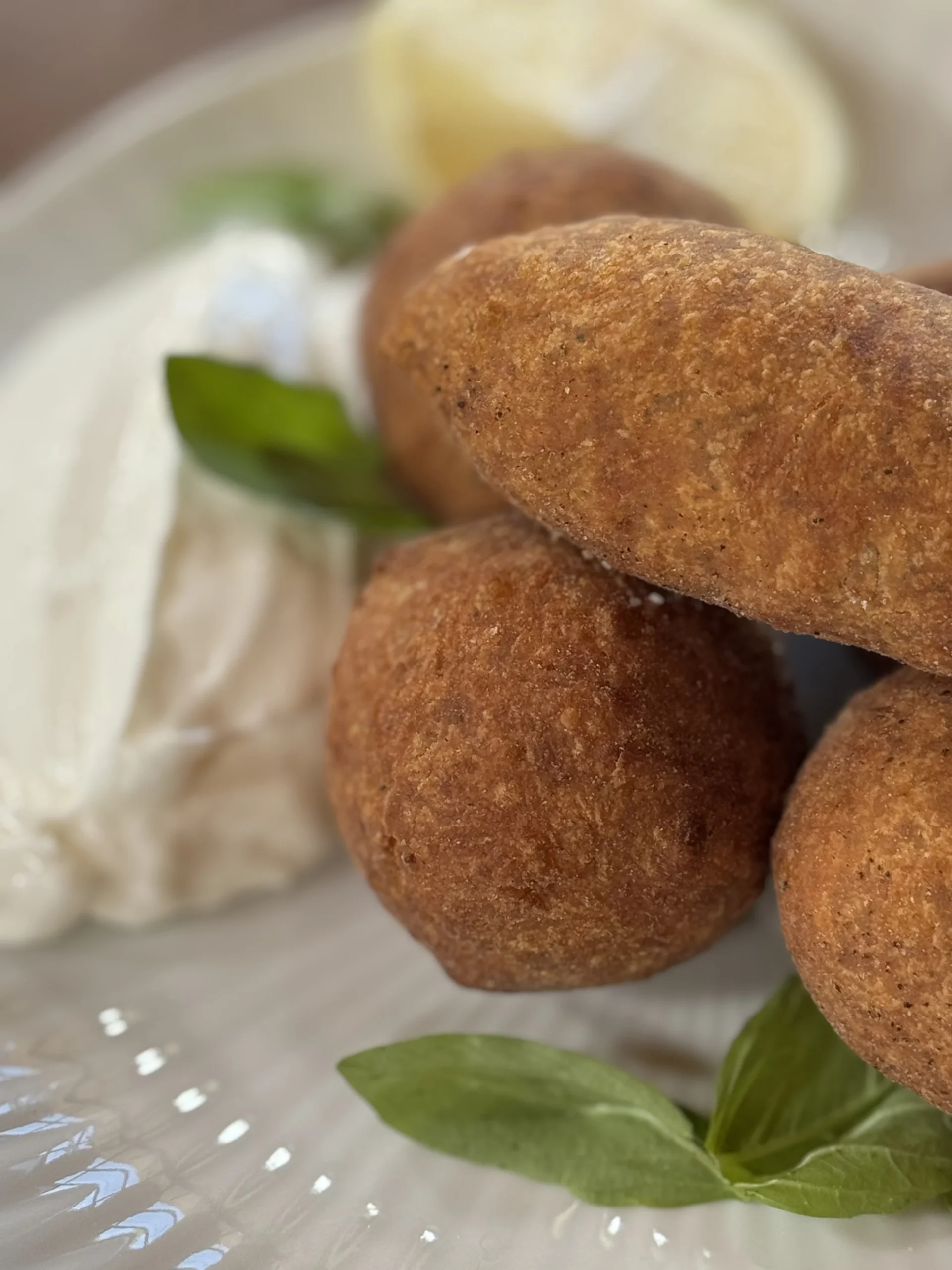 Bulgur patties with halloumi