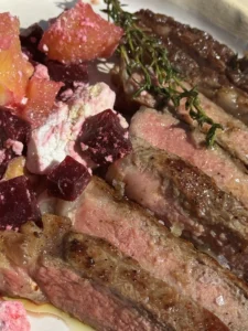 Ribeye στο τηγάνι με πατζαροσαλάτα και κατσικίσιο τυρί