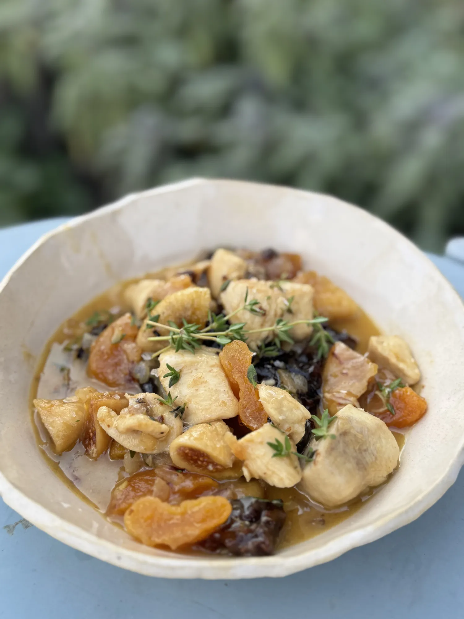 Chicken with dried fruits and beer