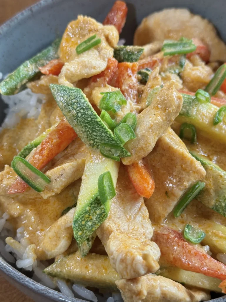 Κόκκινο καρυ με κοτόπουλο