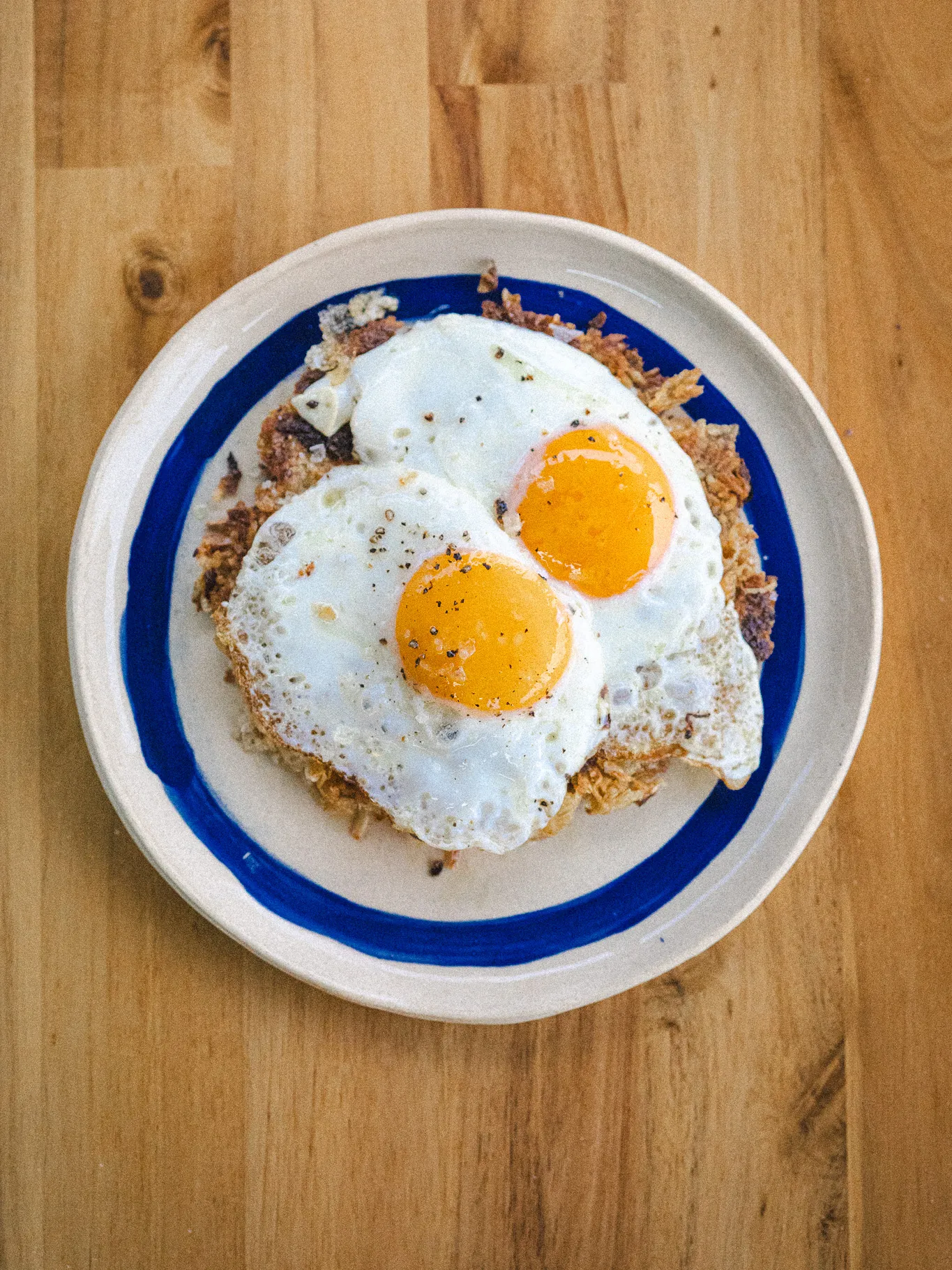 Crispy grated kolokasi with fried eggs