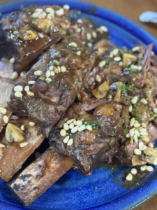 Short ribs με μανιτάρια & κόκκινο κρασί