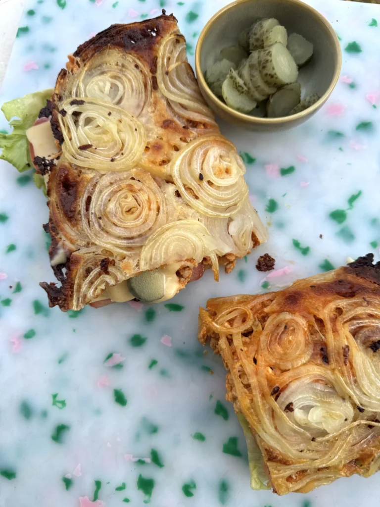 Μπέρκερ σε onion ring roll