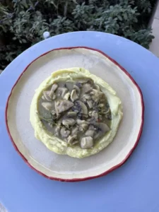 Chicken with mushrooms and white wine sauce