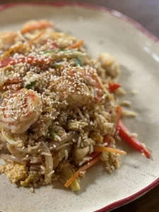 Egg fried rice με γαρίδες