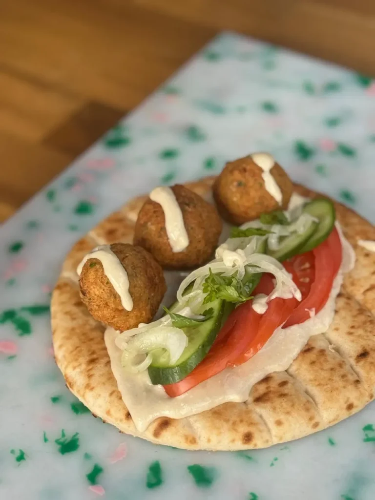 Falafel σε πίτα με σος ταχίνι