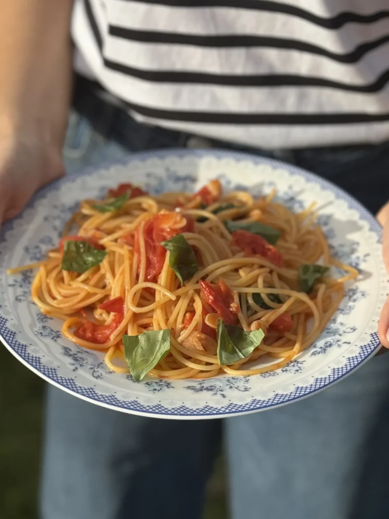 Pasta with cherry tomatoes, garlic and basil