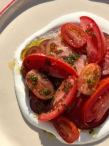 Μεσογειακή σαλάτα με διάφορες ντομάτες και κρέμα φέτας
