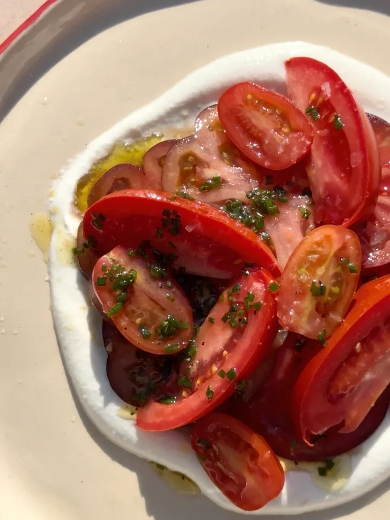Μεσογειακή σαλάτα με διάφορες ντομάτες και κρέμα φέτας