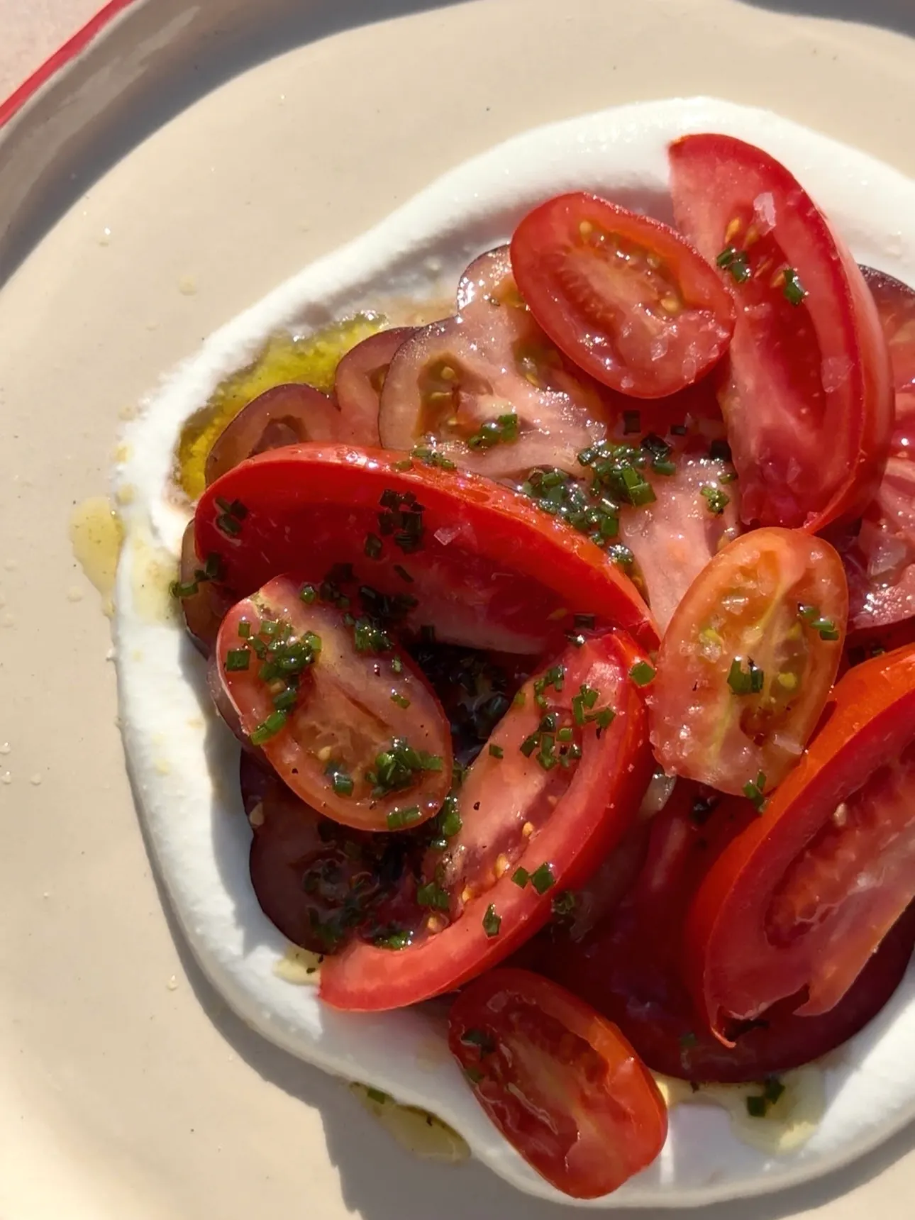 Μεσογειακή σαλάτα με διάφορες ντομάτες και κρέμα φέτας