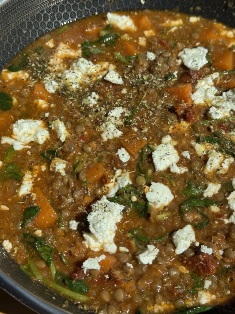 Creamy φακές με γλυκοπατάτα, σπανάκι και λιαστές ντομάτες